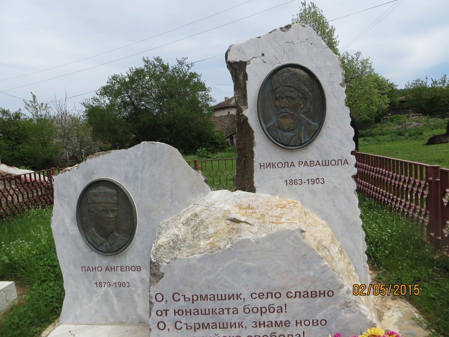 Паметник на Пано Ангелов и Никола Равашола - Бръшлян — снимка