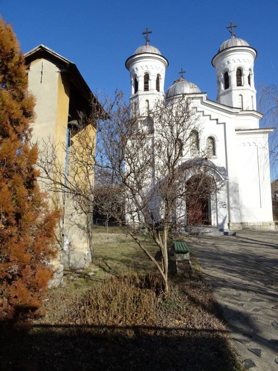 Църква "Св. Троица" - Нови Искър