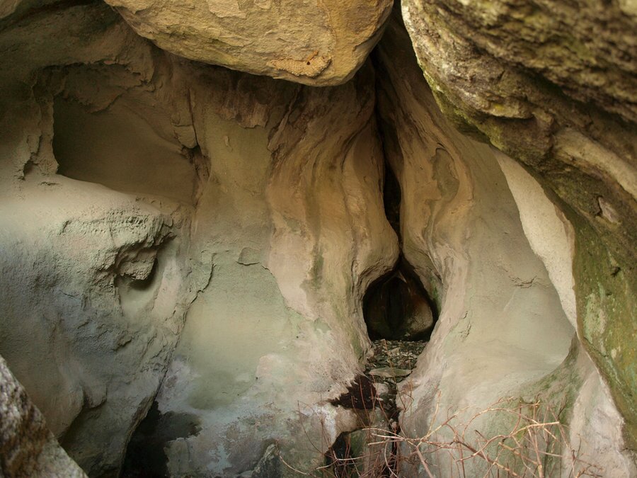 Пещера-вулва с трапецовидни ниши - Морянци