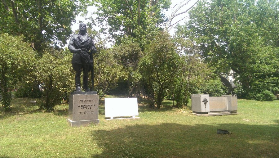 Паметник на летците и парашутистите - София