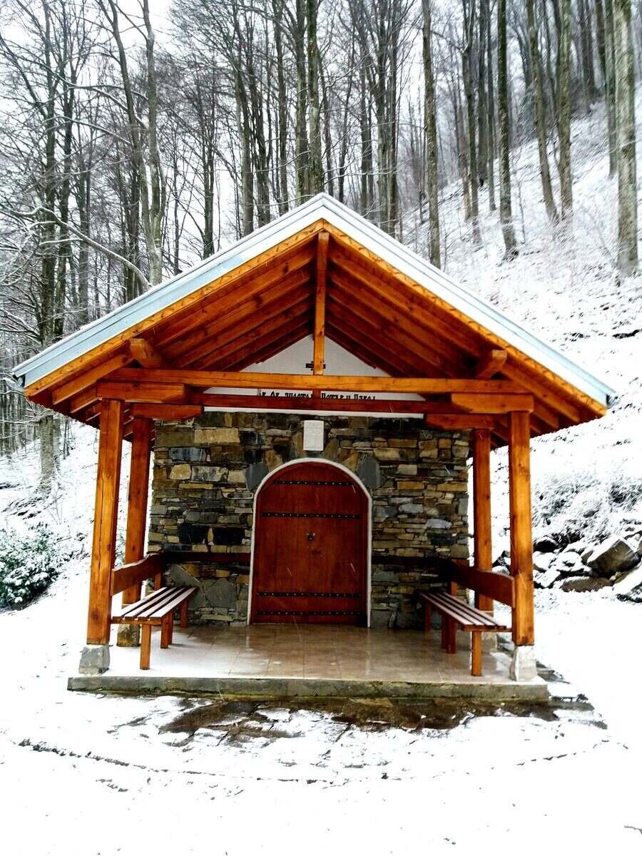 Параклис "Св. Св. апостоли Петър и Павел" - с.Чифлик