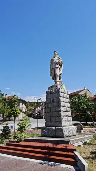 Паметник на загиналите партизани - с.Стоб