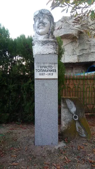 Бюст-паметник на Христо Топракчиев - Сливен