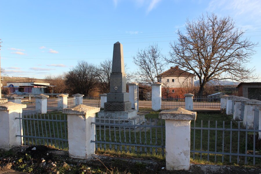 Паметник - костница на загиналите воини - с.Лобош