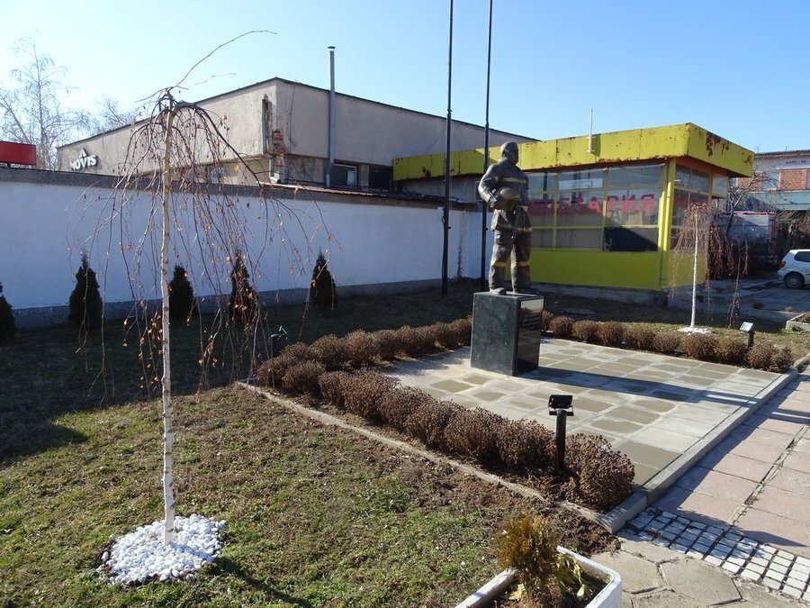 Паметника на пожарникаря Богдан Личев - Нови Искър