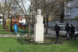 Паметник на Гаврил Генов - Мездра