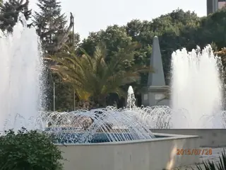 Фонтан пред Община Варна