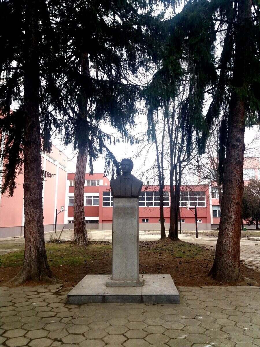 Бюст-паметник на Васил Левски - Севлиево