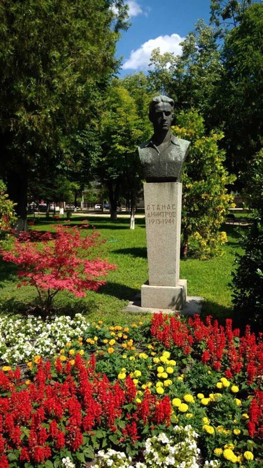 Бюст-паметник на Атанас Димитров - Нова Загора