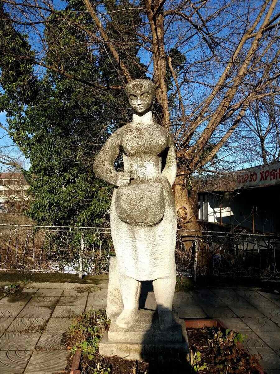 Скулптура на Троянка - Троян