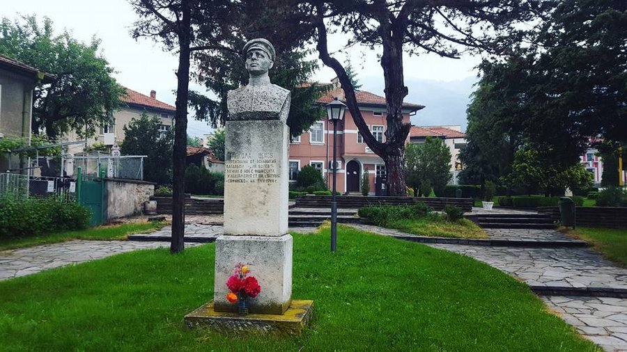 Паметник на Никола Ценов - Клисура