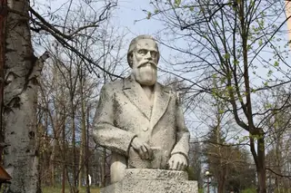 Паметник на Димитър Благоев - Мездра