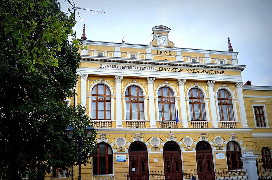 Сградата на Търговска гимназия - Свищов