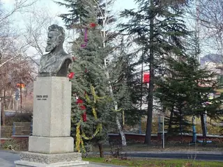 Бюст-паметник на Христо Ботев - гр. Кърджали