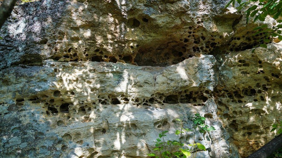 Тракийското светилище "Глухите камъни"