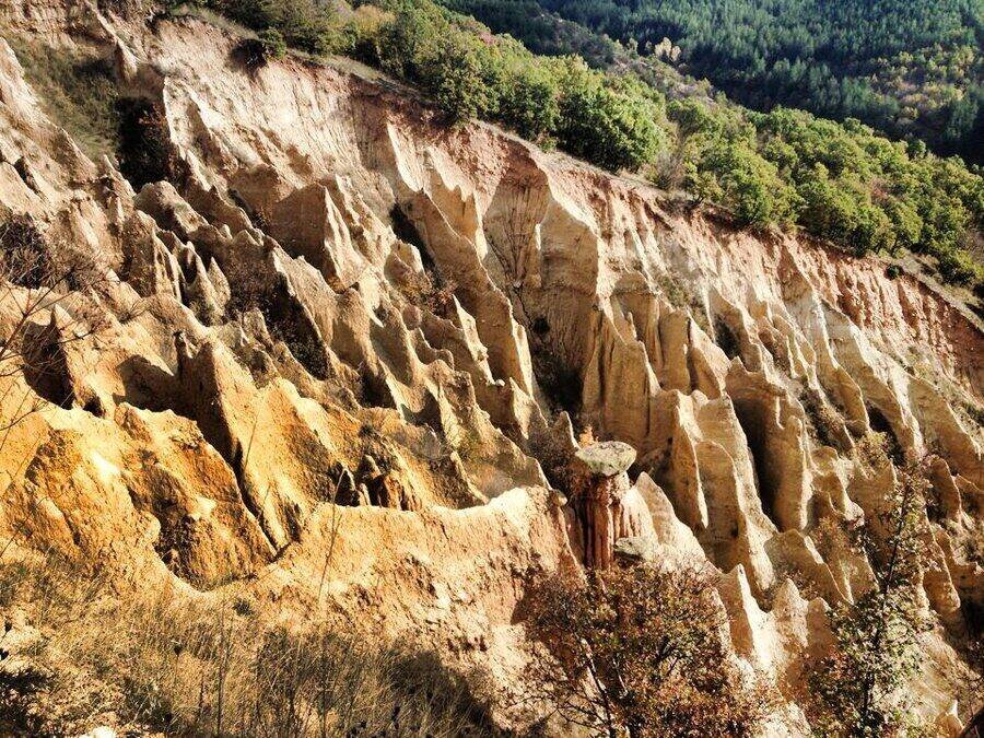 Природна забележителност Стобските пирамиди — снимка