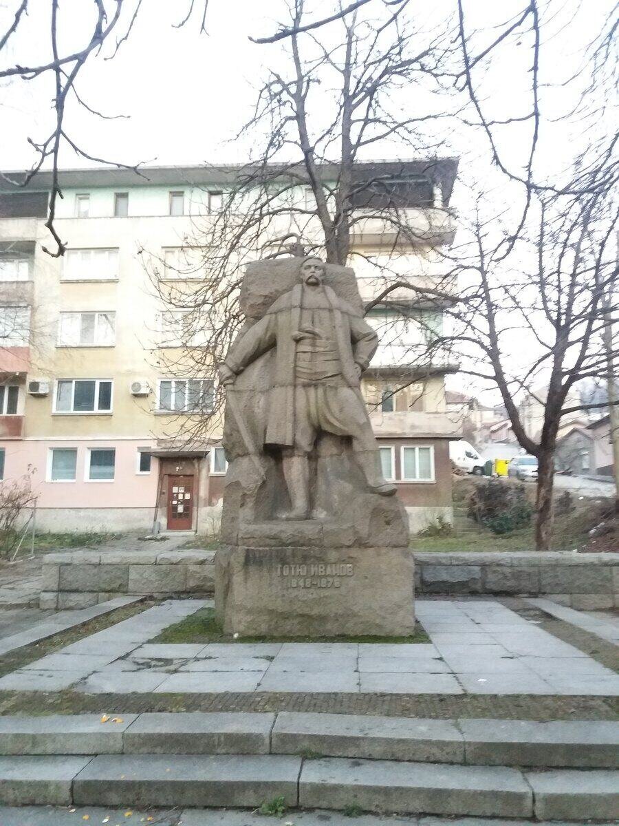 Паметник на Тотю Иванов - Габрово