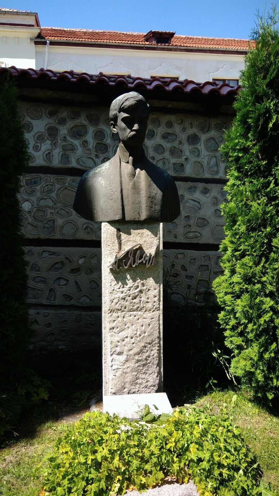 Бюст-паметник на Пейо Яворов - Банско