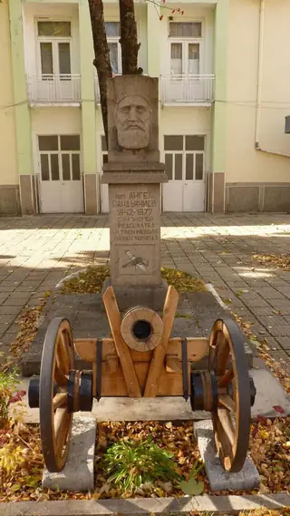 Паметник на Поп Ангел Сандъкчиев - Равногор