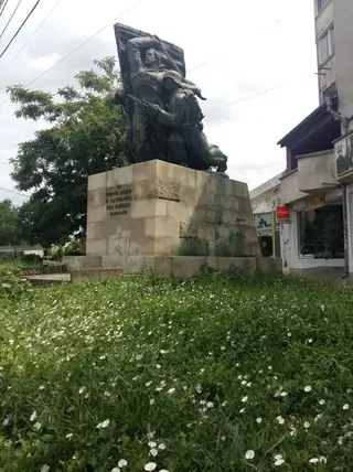 Паметник на Георги Дражев и на загиналите във войните - Ямбол