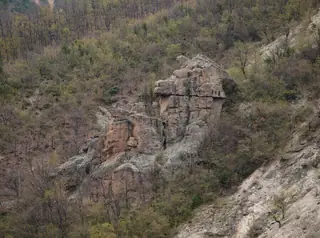 Трапецовидни скални ниши по Курт кая