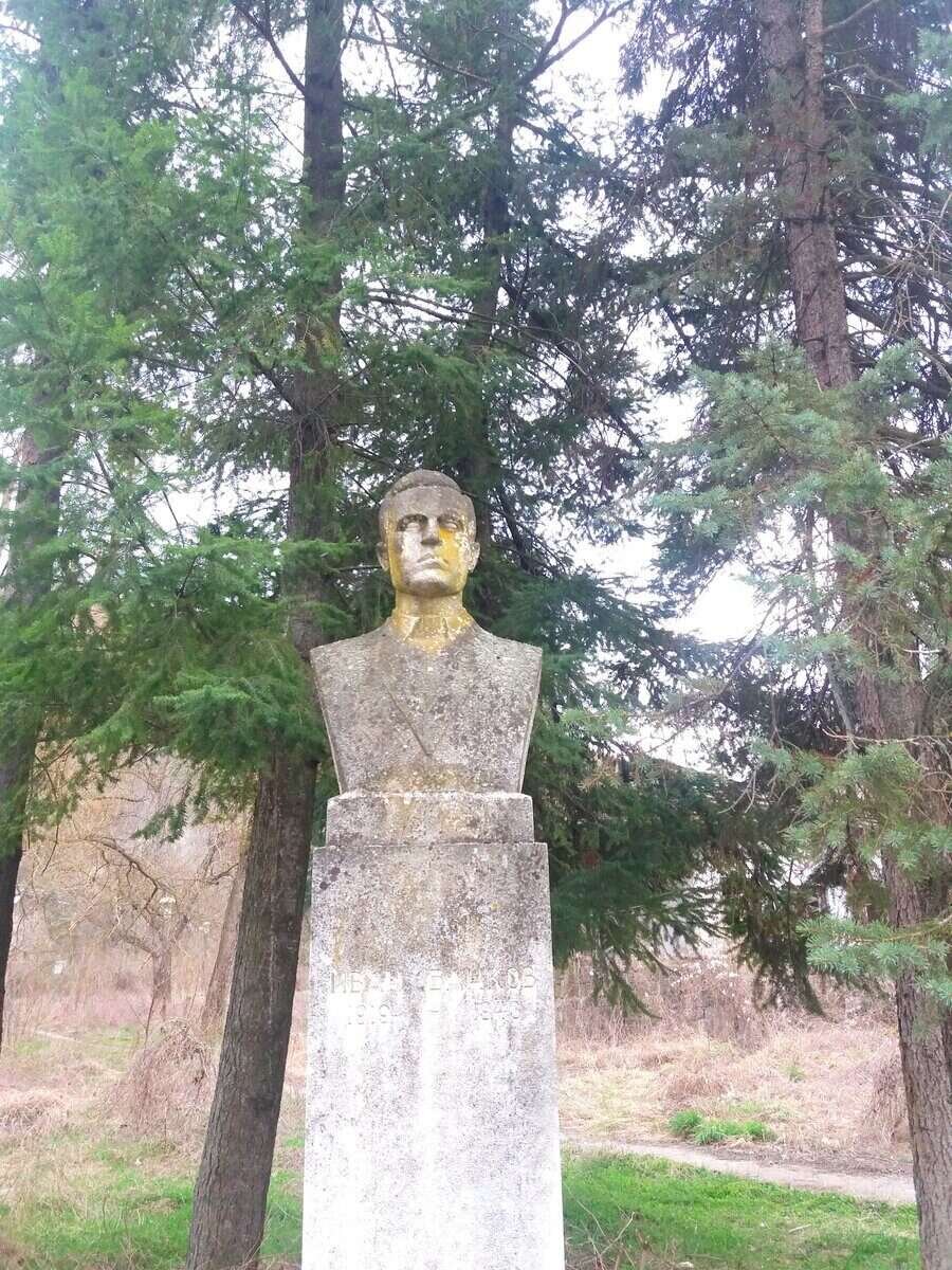 Бюст-паметник на Иван Банков - с.Бериево