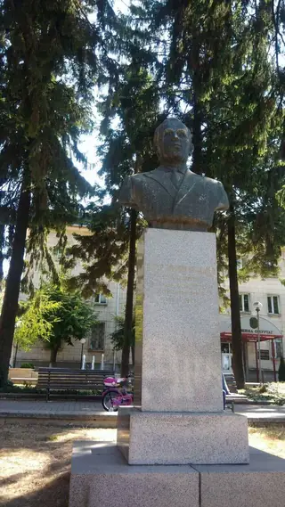 Бюст-паметник на Петър Иванов Неделчев - Омуртаг