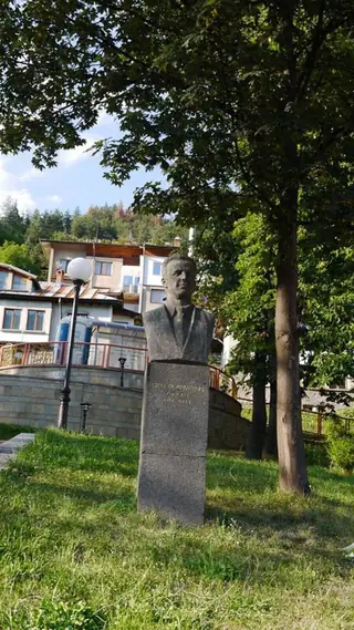 Бюст-паметникът на Братан Шукеров - Смолян