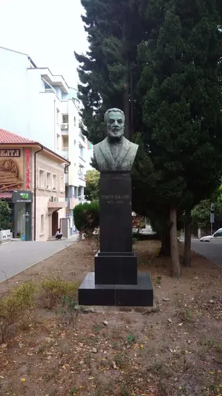 Бюст-паметник на Георги Бакалов