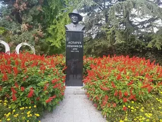 Паметник на Аспарух Лешников-Ари