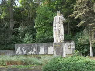 Паметник на загиналите в Отечествената война - с.Извор