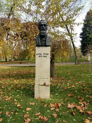 Бюст-паметник на Даме Груев - София