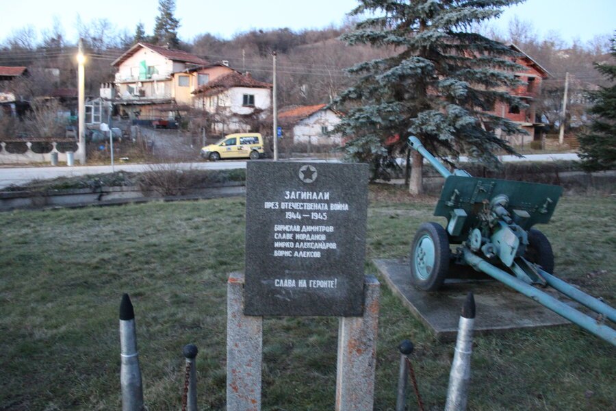 Паметник на загиналите през Отечествената война - Косача — снимка
