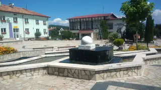 Фонтан на площад "Независимост" - Добринище
