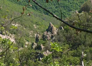 Скали с трапецовидни ниши по Дюдюклю дере - Йончово