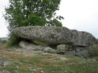 Скален некропол с жертвеник - Ковил