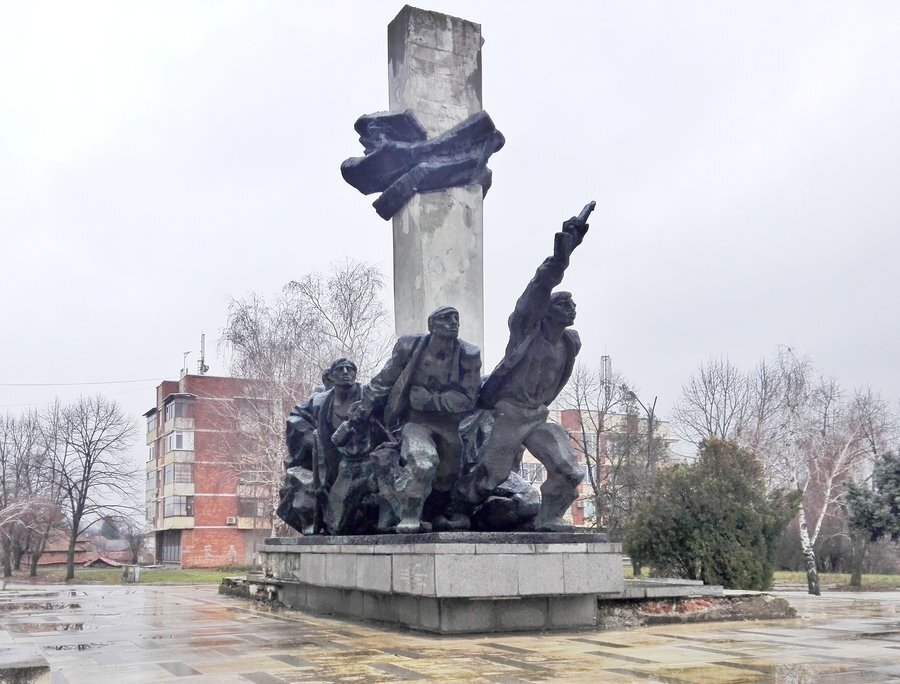 Паметник на загиналите в отечествената война - Долна Оряховица