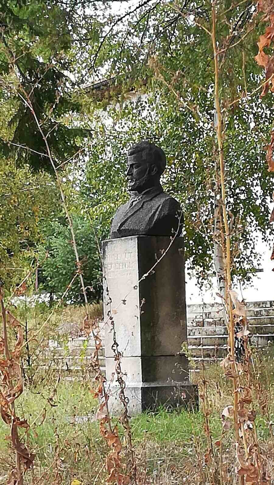 Бюст-паметник на Павел Бобеков - Панагюрище