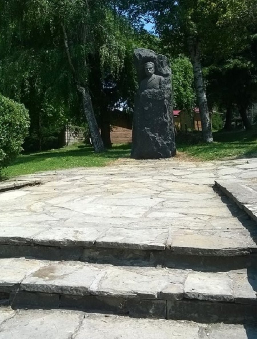 Паметник на Стоян Михайловски - Елена