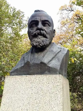 Бюст-паметник на Пенчо Славейков - София