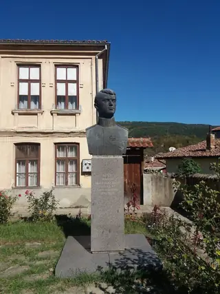 Бюст-паметник на Иван Миланов - Елена