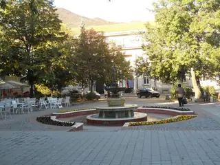 Градската градина пред Съдебната палата - Враца