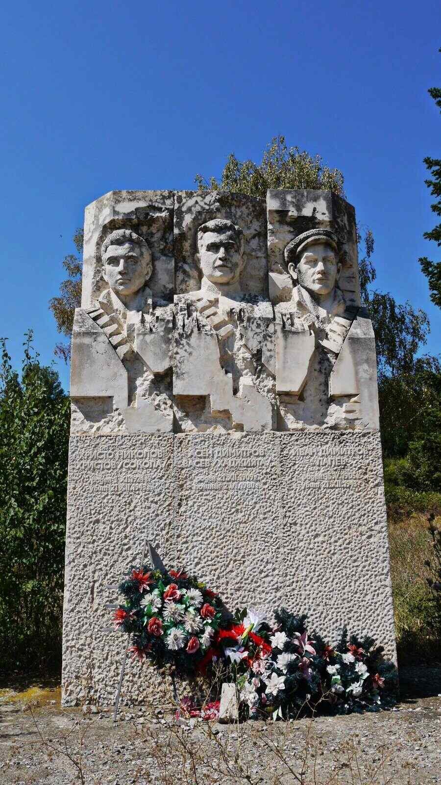 Паметник в памет на загиналите партизани - с.Стоб