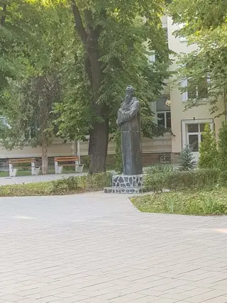 Паметник на "Св. Климент Охридски" - Ловеч