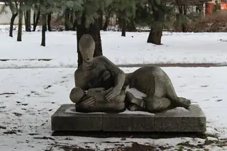 Скулптура на майка с дете - Перник