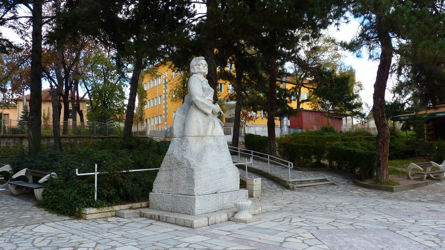 Паметник на Вела Пеева - Велинград