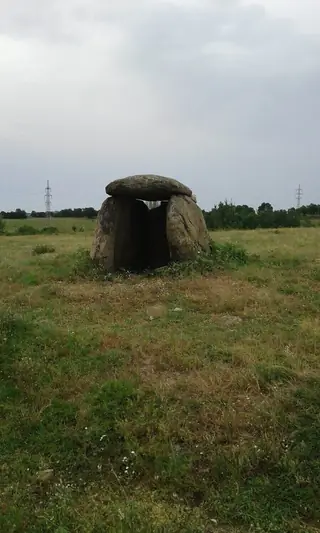 Долмен "Каменната къща" - Остър камък