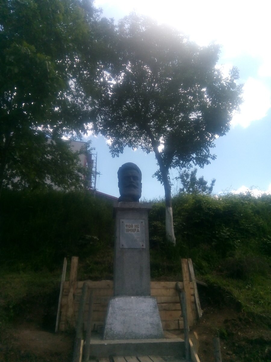 Бюст-паметник на Христо Ботев - село Лютиброд