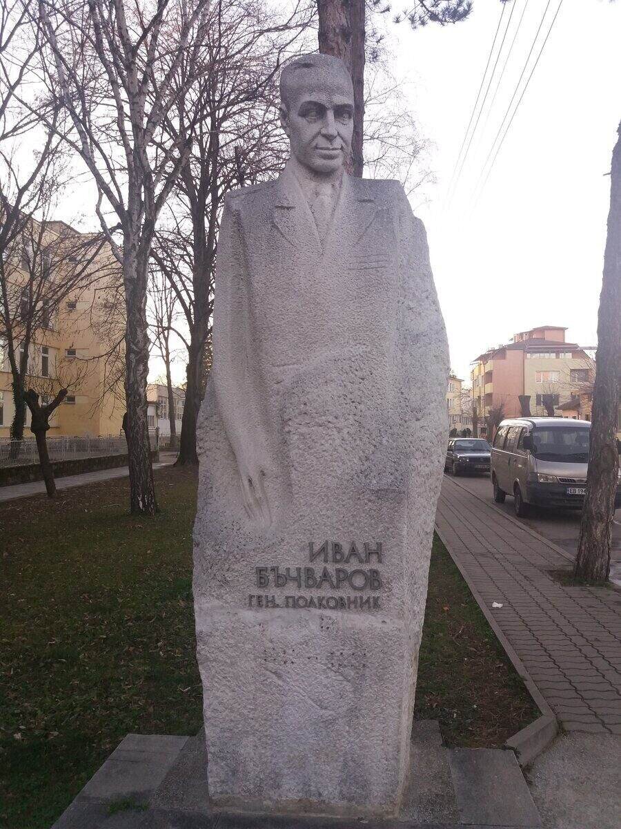 Паметник на Иван Бъчваров - Севлиево