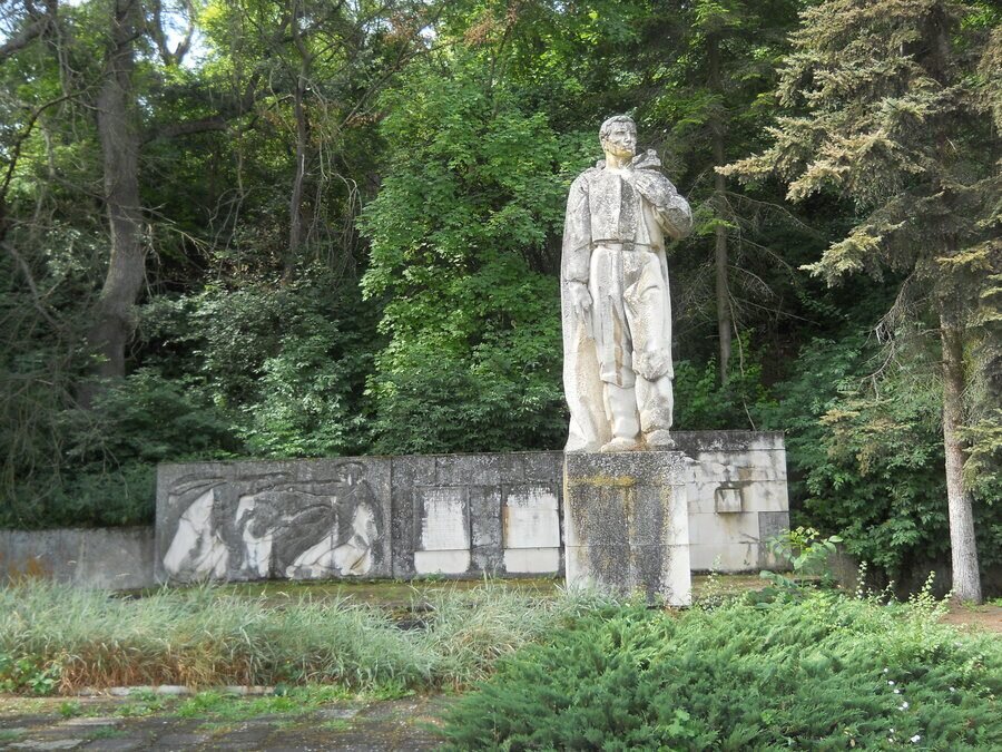 Паметник на загиналите в Отечествената война - с.Извор
